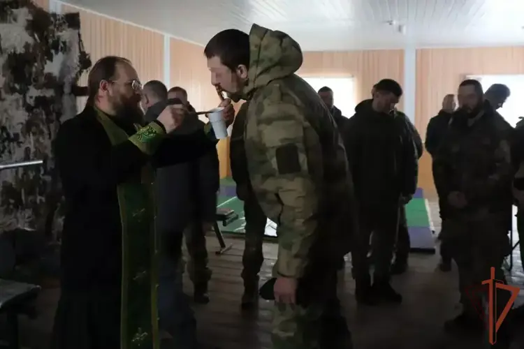 Православный священнослужитель посетил подразделения Росгвардии в ДНР