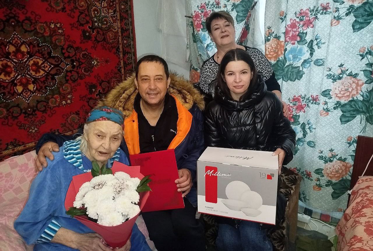 Константин Зинченко: Поздравил с 90-летием Любовь Павловну Гампацур, жительницу пгт Донское