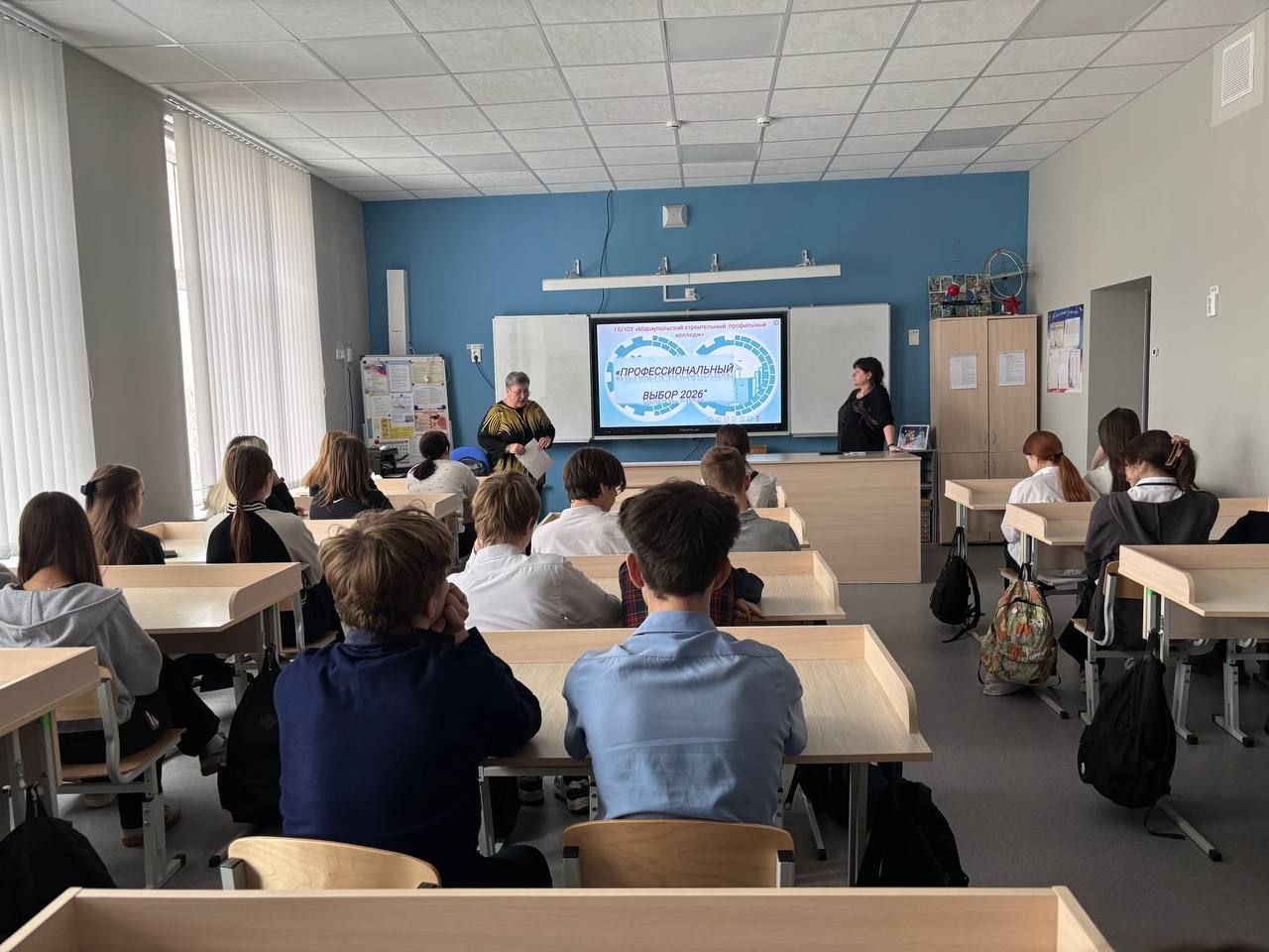 Будущее начинается сегодня: преподаватели МСПК провели со школьниками Мариуполя пресс-конференцию «Профессиональный выбор 2026»