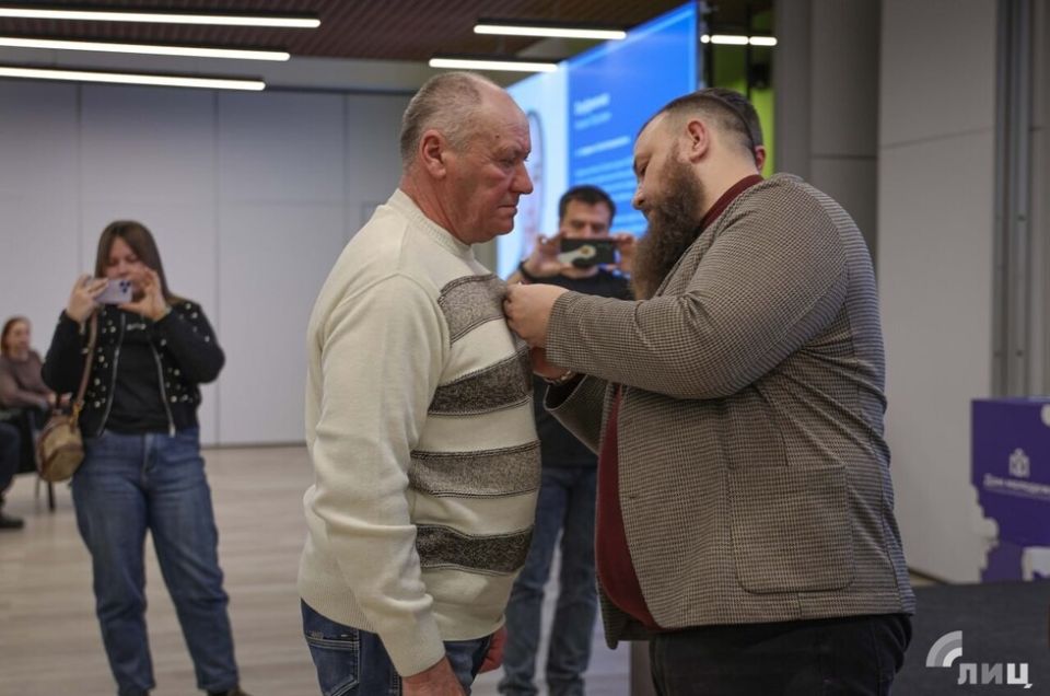 Медали «Отец солдата» вручили в Луганске родителям погибших героев СВО