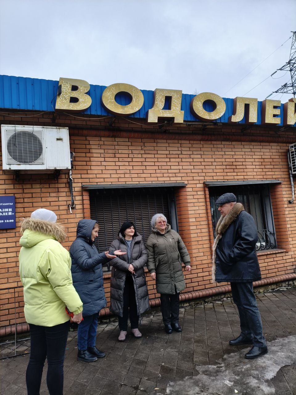 16 февраля 2026 года депутат Дебальцевского городского совета от партии "Единая Россия" Дмитрий Каральник провел встречу с жильцами многоквартирных домов города Дебальцево