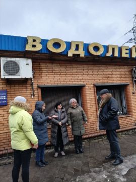 16 февраля 2026 года депутат Дебальцевского городского совета от партии "Единая Россия" Дмитрий Каральник провел встречу с жильцами многоквартирных домов города Дебальцево