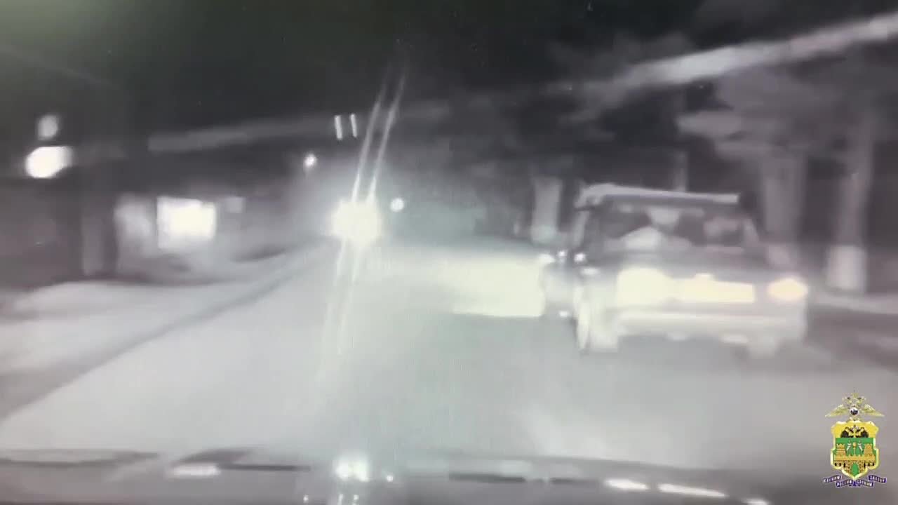 Подростков, катающихся на крыше автомобиля, задержали автоинспекторы на Кубани