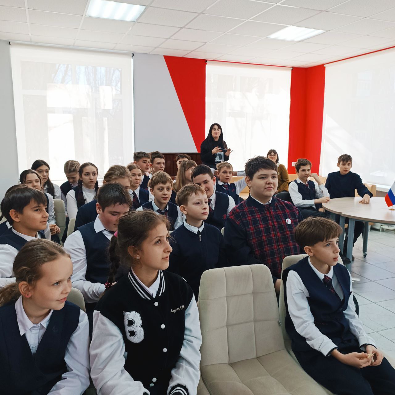 Патриотический лекторий. В рамках партийного проекта "Историческая память" Единой России на базе библиотеки-филиала №2 семейного чтения прошел патриотический лекторий «Подвиг Сталинграда – подвиг СВО»