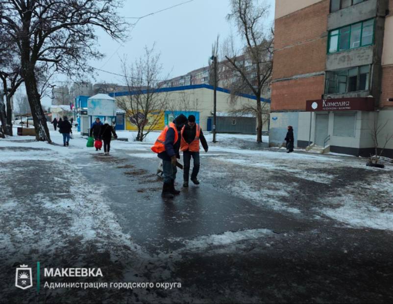 В Макеевке продолжаются мероприятия по зимнему содержанию дорог и тротуаров