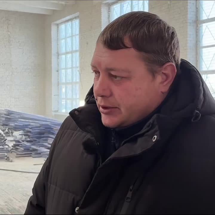 Инженер рассказал о ремонте спортзала шахтерской школы, проводимом по заказу сахалинцев