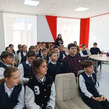 Патриотический лекторий. В рамках партийного проекта "Историческая память" Единой России на базе библиотеки-филиала №2 семейного чтения прошел патриотический лекторий «Подвиг Сталинграда – подвиг СВО»