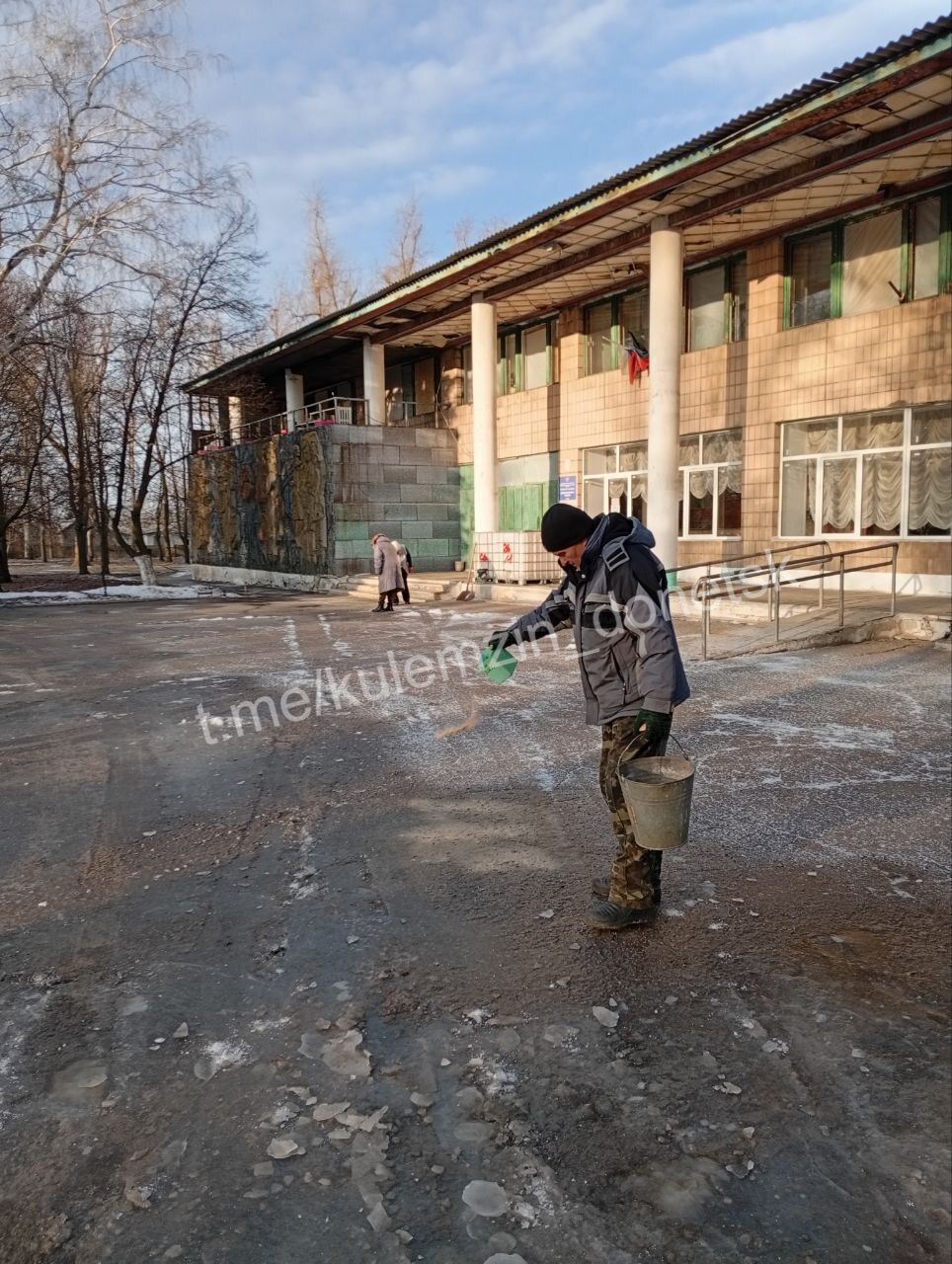 Алексей Кулемзин: С самого утра сотрудники учреждений культуры, а также работники Дирекции парков продолжают работы по обработке территорий от гололёда: территории вокруг Дворцов и Домов культуры, музыкальных и школ...