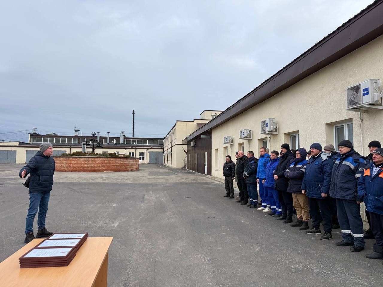 Специалистов из Санкт-Петербурга отметили благодарностями в Мариуполе