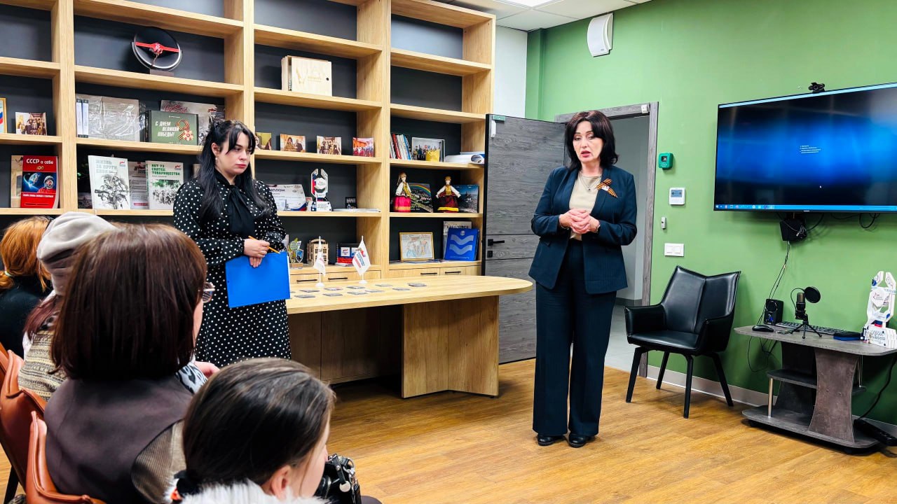 В донецком филиале фонда «Защитники Отечества» вручили памятные шевроны семьям погибших защитников