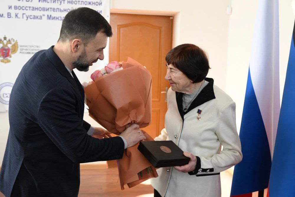 Глава ДНР Денис Пушилин вручил Звезду Героя Труда Донецкой Народной Республики заведующей отделом неотложной и восстановительной сосудистой хирургии ИНВХ им. В.К. Гусака Алле Иваненко