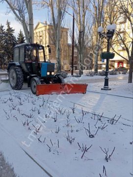 Алексей Кулемзин: С самого утра специалисты коммунального предприятия «Зелёное строительство» начали работу по очистке снега, посыпке тротуаров и пешеходных дорожек во всех районах Донецка