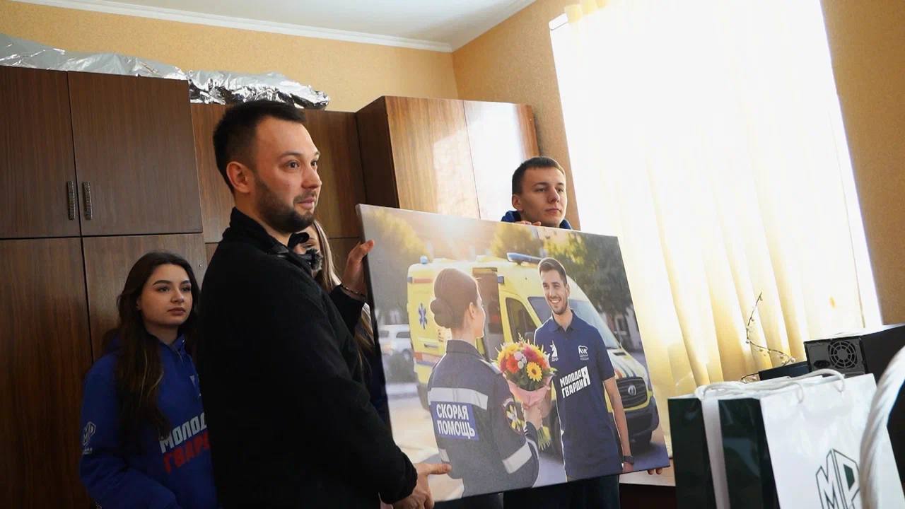 «Они спешат на помощь под обстрелами»: волонтёры ДНР поздравили фельдшеров скорой помощи Ясиноватой и Горловки