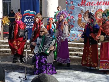 В Год единства народов России в рамках проекта «Культура малой родины» партии «Единая Россия» на площади Дворца культуры имени ХХ-летия Победы состоялось праздничное масленичное гуляние