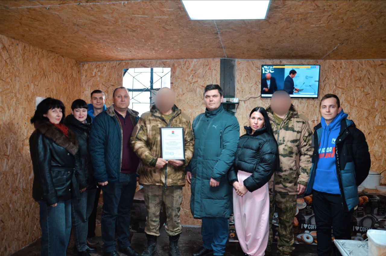 Блины, чай и тепло родного дома: как торезские партийцы поздравили бойцов с Масленицей