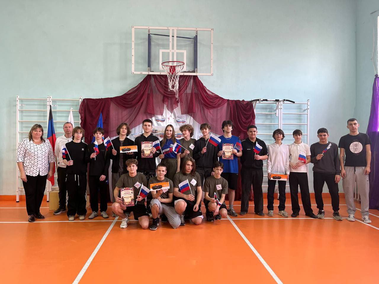 Закаляем характер. В Мангушской школе состоялась спортивно-патриотическая игра «А ну-ка, парни!»