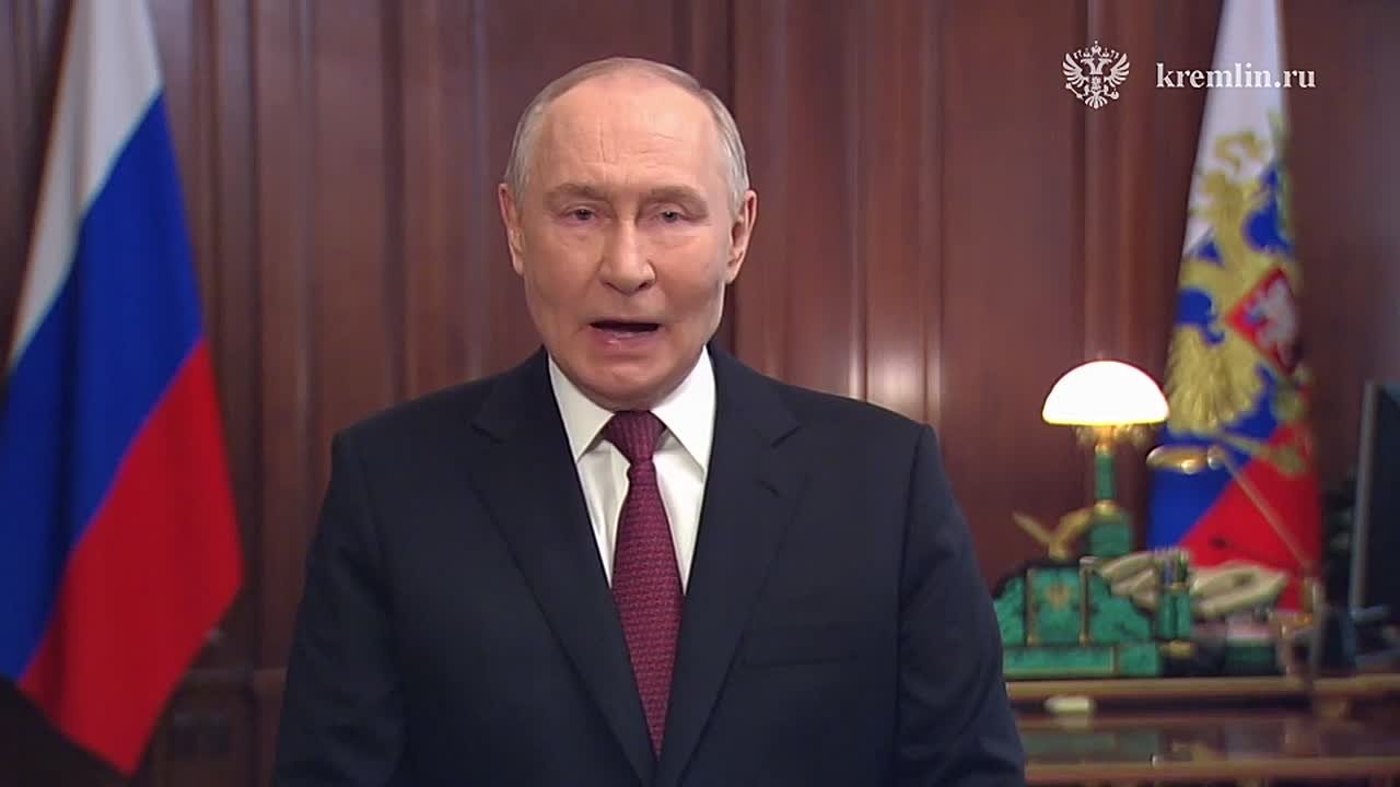 Президент поздравил россиян с Днем защитника Отечества