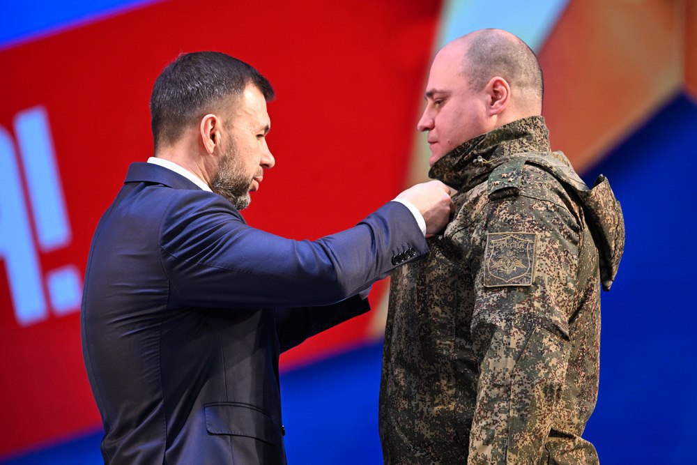 Денис Пушилин в День защитника Отечества присвоил звание Героя ДНР 18 военнослужащим