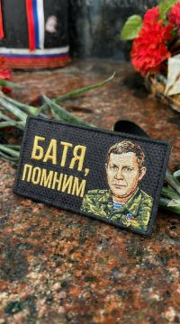 На месте гибели первого главы ДНР Александра Захарченко возложили цветы с шевроном в честь Дня защитника отечества