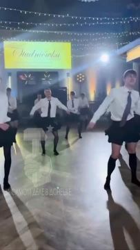 Польские зумеры в юбках и колготках* станцевали «традиционный полонез»