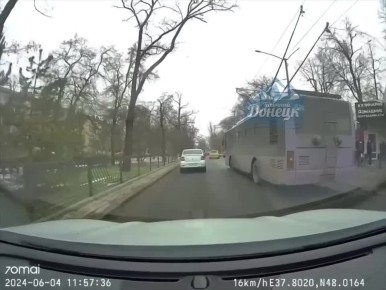 Дончанка "обломала рога" троллейбусу возле "Изумруда" на проспекте Мира