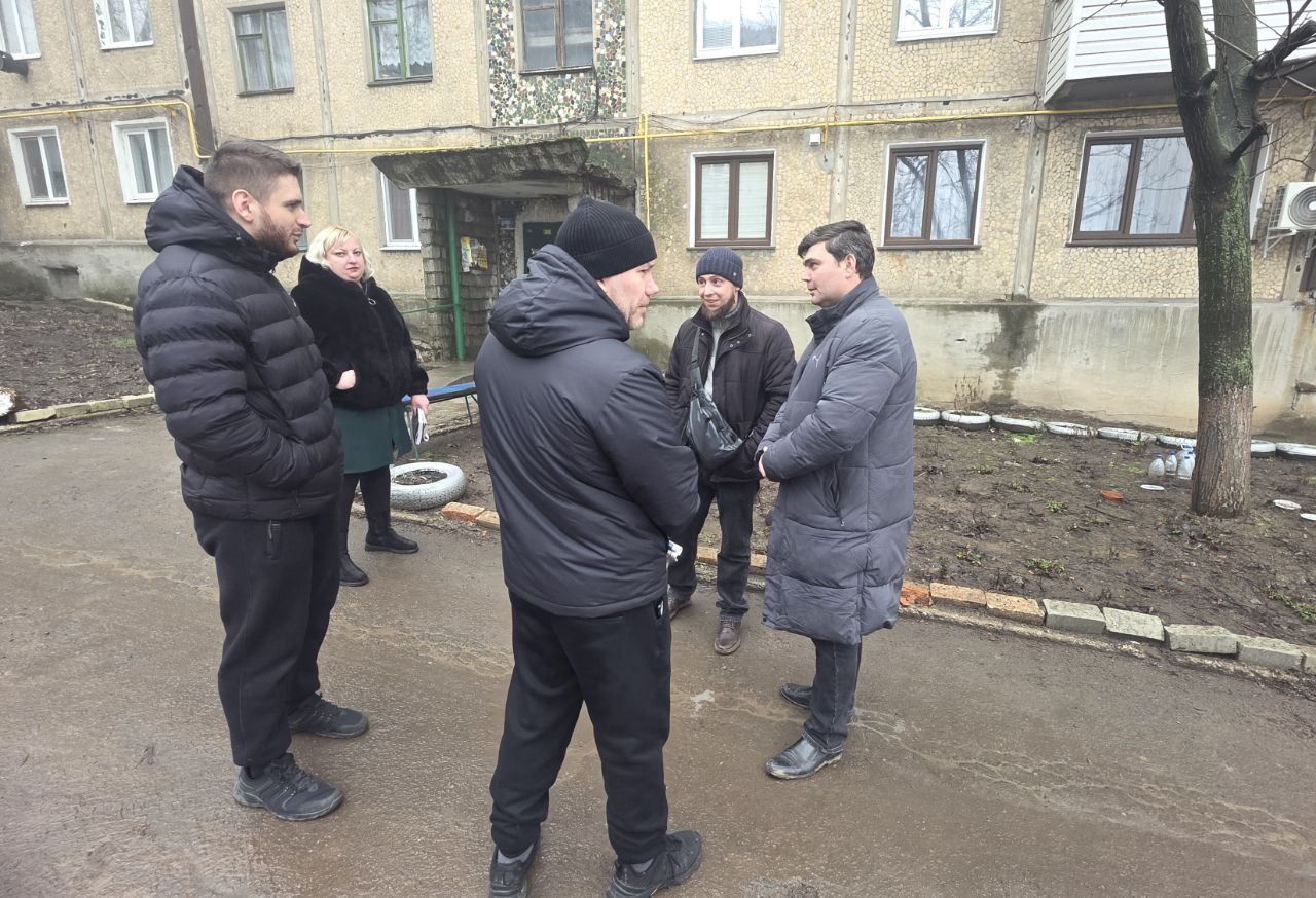 25 февраля Глава муниципального образования городской округ Торез Артем Чесноков провел встречу с населением по адресу: ул.50 лет СССР, д.14