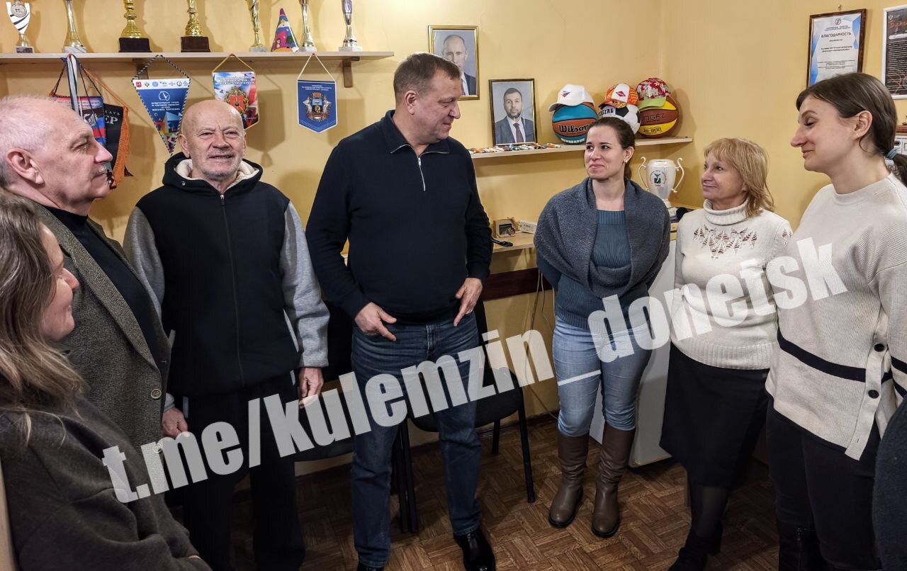 Сегодня в Ворошиловском районе состоялась встреча заместителя главы администрации г. о. Донецк с трудовым коллективом Центра физкультуры и спорта