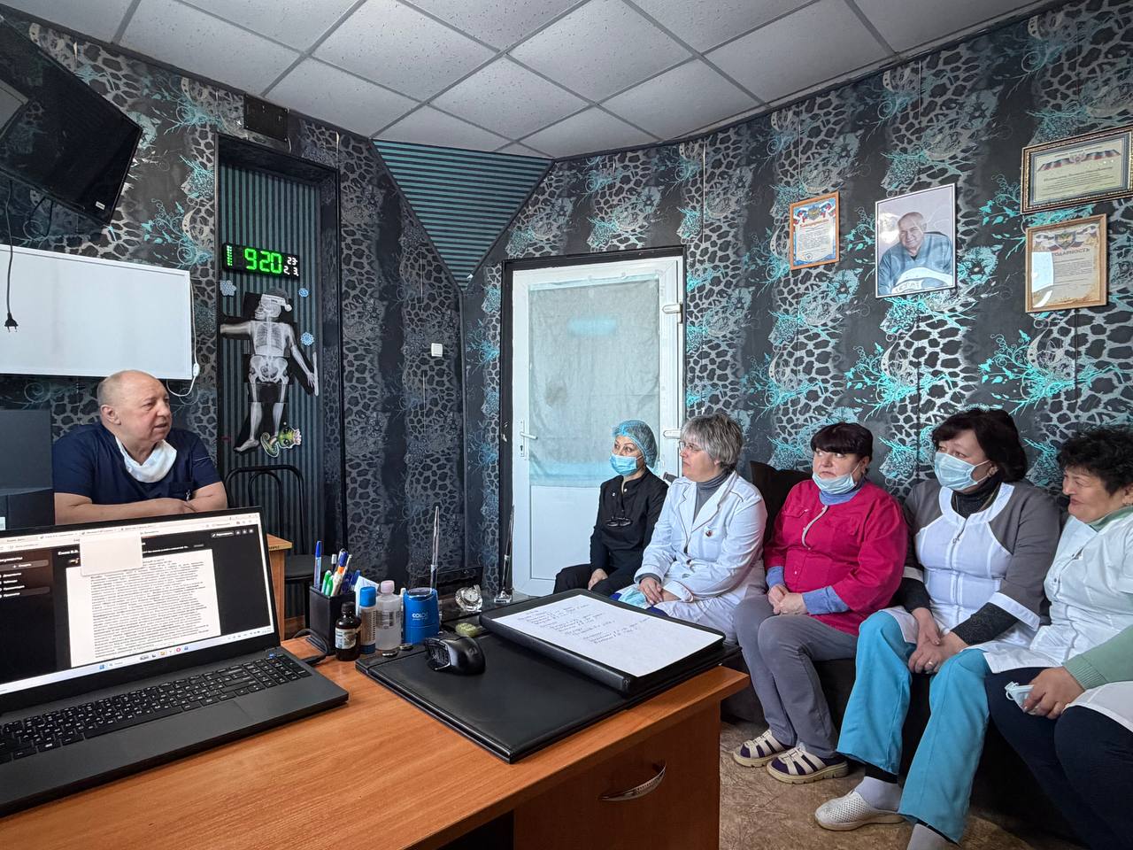 Депутат Дебальцевского городского совета от партии «Единая Россия» Игорь Губанов провел встречу с жителями многоквартирных домов (МКД)