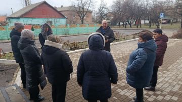 Сегодня, 25 февраля, руководитель Управы Советского внутригородского района Сергей Савельев провел встречу с жителями возле здания «Средней школы № 99» пгт Нижняя Крынка