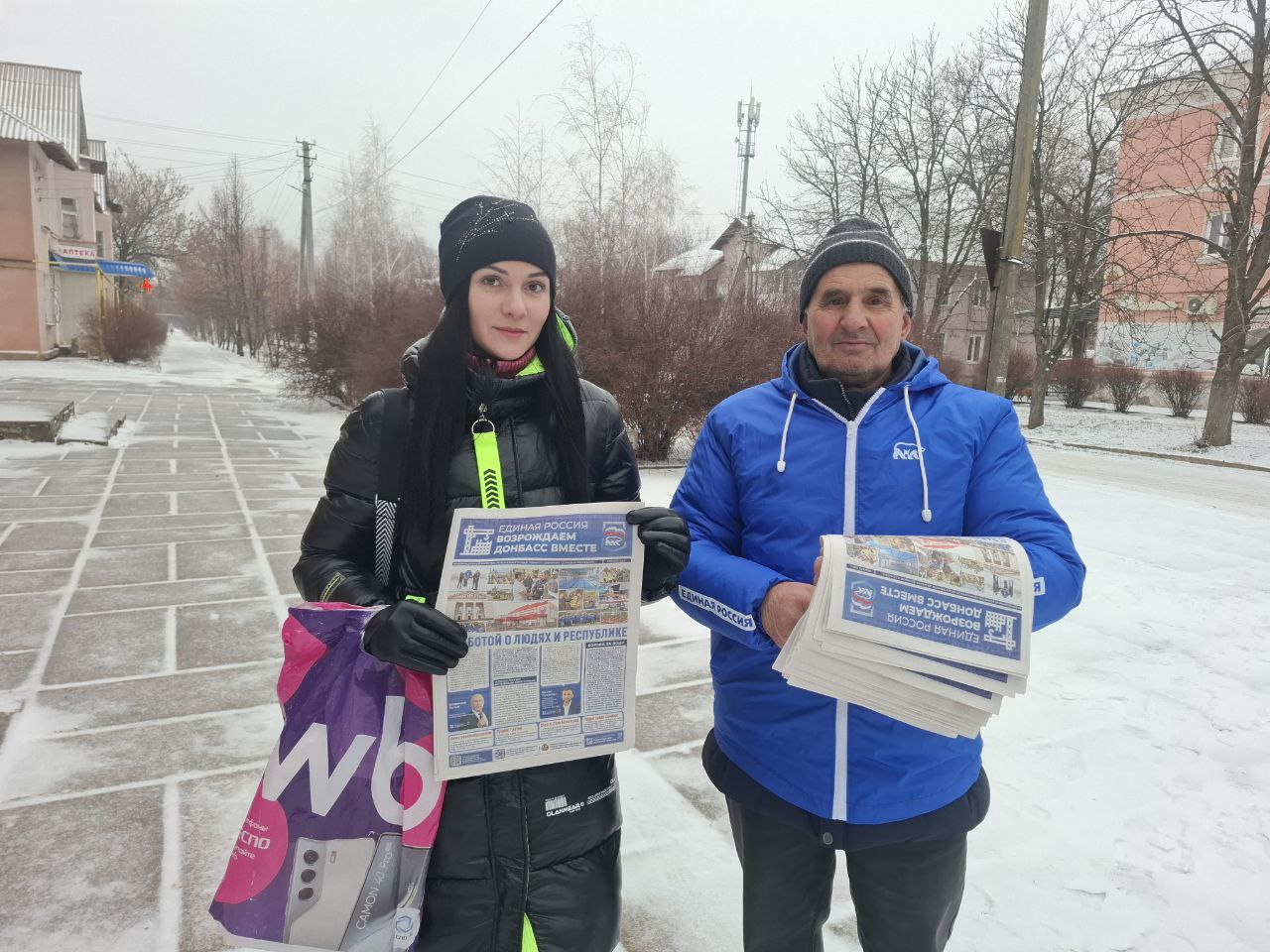 В пгт Мироновский раздают специальный выпуск газеты «Донецкая Республика» под названием «Возрождаем Донбасс вместе»