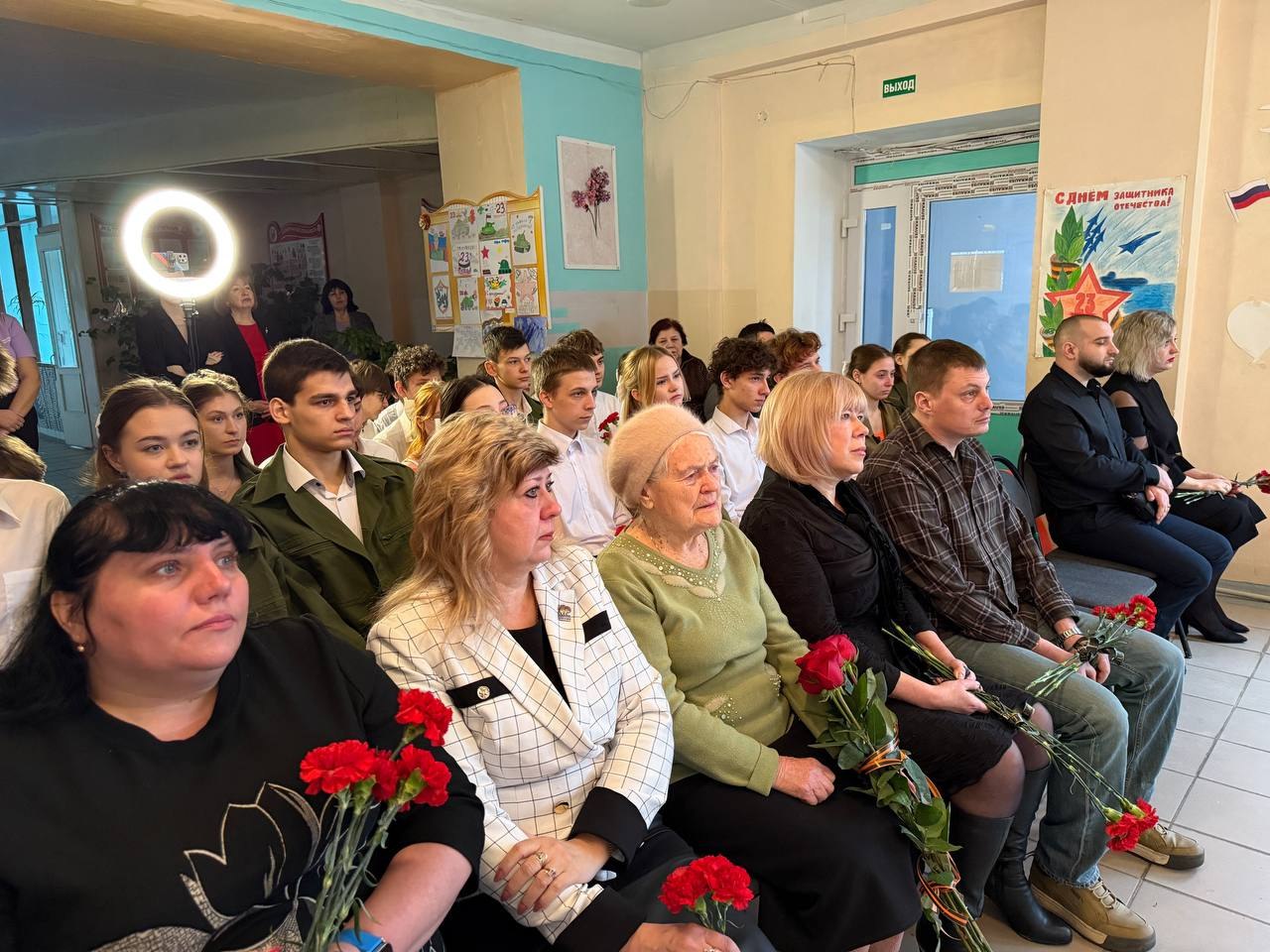 19 февраля стал знаменательным днём для ГБОУ "СШ № 8 Г.О. МАКЕЕВКА". В преддверии Дня защитника Отечества в рамках проекта "Новая школа" здесь состояноль торжественное открытие Парты Героя, посвященное выпускнице Щур Юлии...