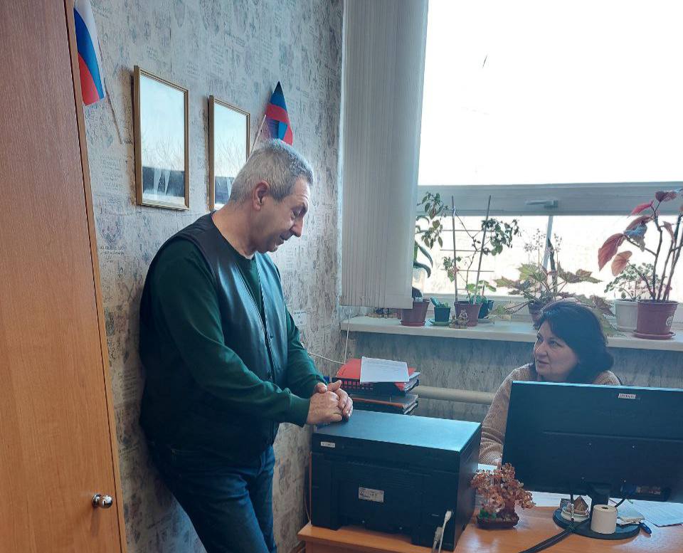 Депутат Мангушского муниципального совета, член фракции Всероссийской политической партии «ЕДИНАЯ РОССИЯ» в Мангушском муниципальном совете Анатолий Спиридонович Мацука, а также заведующий Мангушским территориальным сектором...