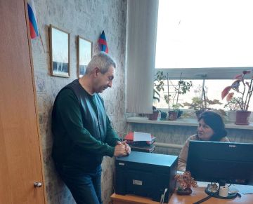 Депутат Мангушского муниципального совета, член фракции Всероссийской политической партии «ЕДИНАЯ РОССИЯ» в Мангушском муниципальном совете Анатолий Спиридонович Мацука, а также заведующий Мангушским территориальным сектором...