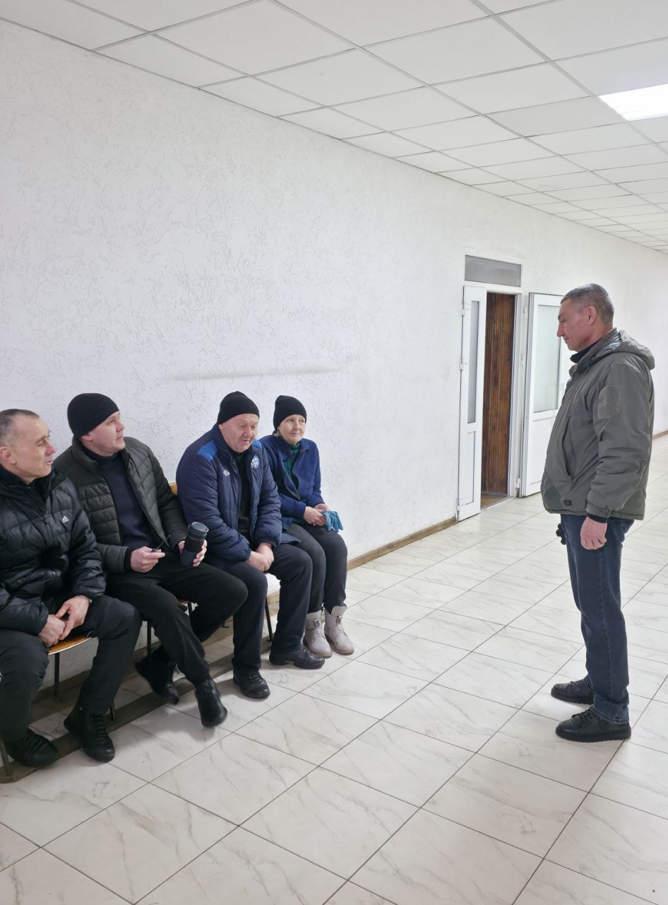 Сегодня начальник Гранитненского территориального отдела провел встречу с коллективом спортивного комплекса в с. Гранитное, обсудили вопросы, касающиеся жизнедеятельности населенного пункта Гранитное, а именно: