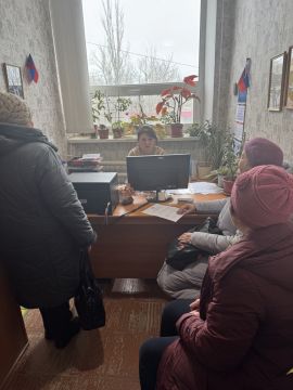 Заведующий Мангушским территориальным сектором Егана Тесленко провела встречу с жителями поселка