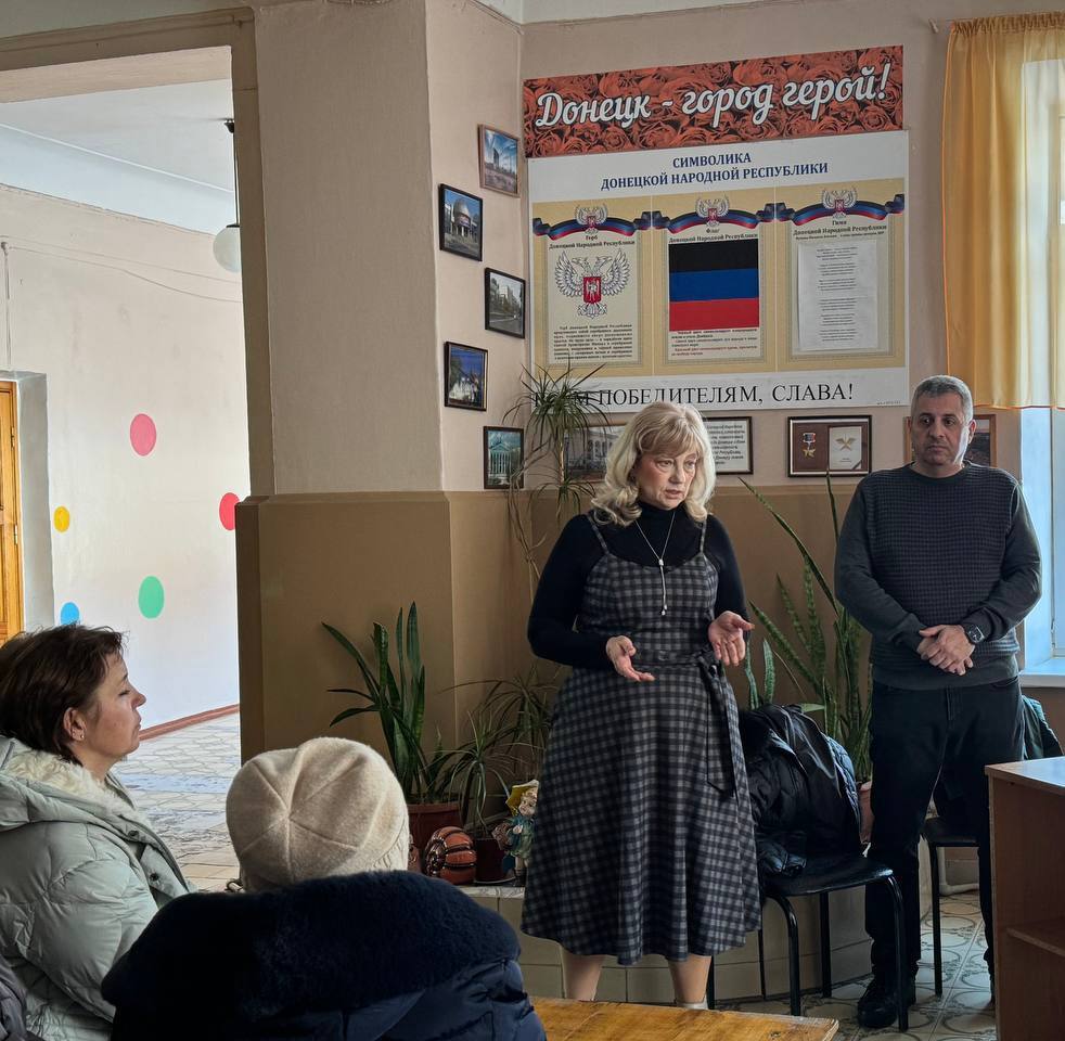 Сегодня, 26 февраля, руководитель Управы Ворошиловского внутригородского района Администрации городского округа Донецк Копылова Татьяна и депутат Донецкого Городского совета Либерман Эдуард провели встречу с населением