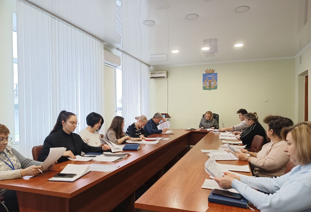 Состоялось заседание Комиссии по делам несовершеннолетних и защите их прав под председательством заместителя главы Администрации Володарского муниципального округа Полтарак Викалины Викторовны
