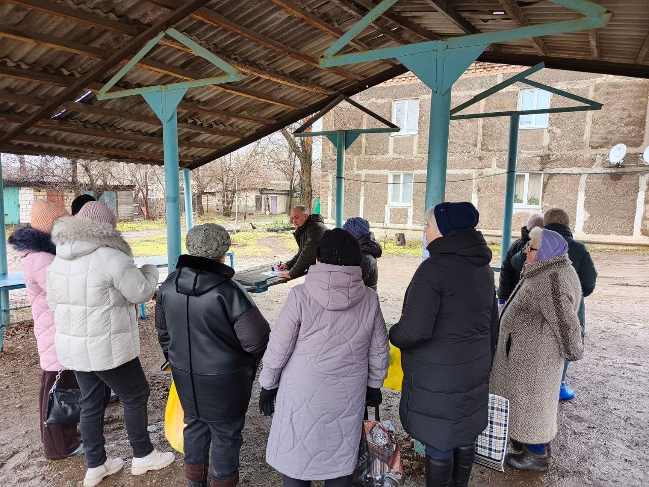 26 февраля председатель Енакиевского городского совета Донецкой Народной Республики, фракции Единая Россия Александр Кохан провел встречу с местными жителями по адресу: пгт