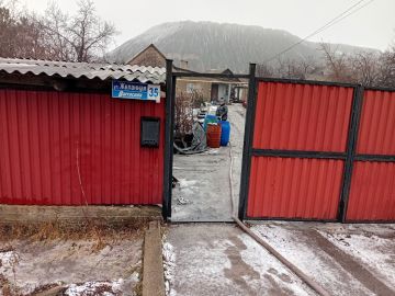 В Кировском внутригородском районе при поддержке региона-шефа Московская область продолжается подвоз воды для жителей домов, в которые в установленный графиком день не поступила вода