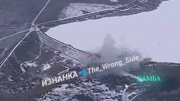 Армия России уничтожила дамбу у Осыково на оккупированной ВСУ территории ДНР, чтобы нарушить логистику ВСУ в Константиновке В результате удара ФАБ-3000 ВС РФ по дамбе у села Осыково, участок трассы Дружковка-Константиновка...
