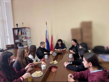 Состоялась рабочая встреча заместителя Главы администрации Мангушского муниципального округа Натальи Тосхопаран с представителями активной молодёжи