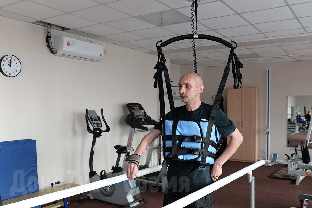 Медицина вне очереди и реабилитация с оплатой проезда: какие меры поддержки действуют для участников СВО