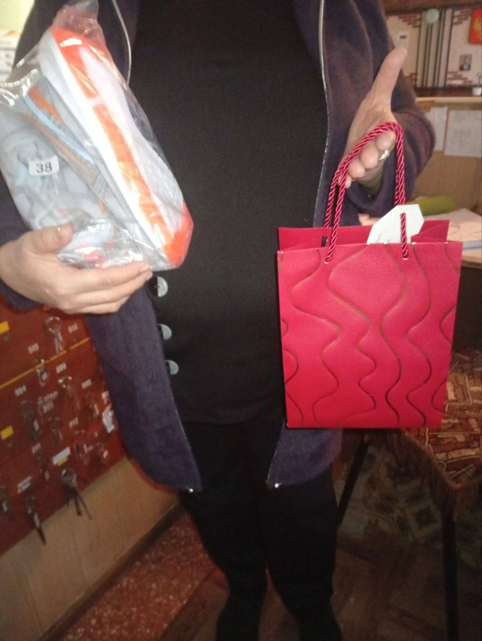 #нампишут. Спасибо Вашей редакции и донецкому отделению «Ассамблеи народов России» за прекрасные кроссовки и канцелярию