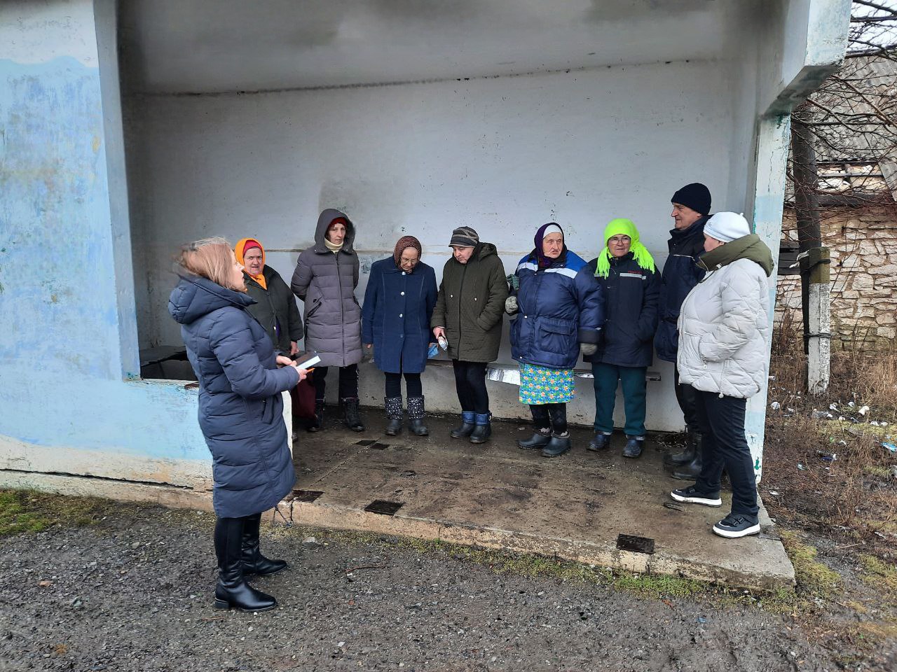 Начальник Новокатериновского территориального отдела Администрации Старобешевского муниципального округа Светлана Осипенко провела встречу с жителями села Шмидта