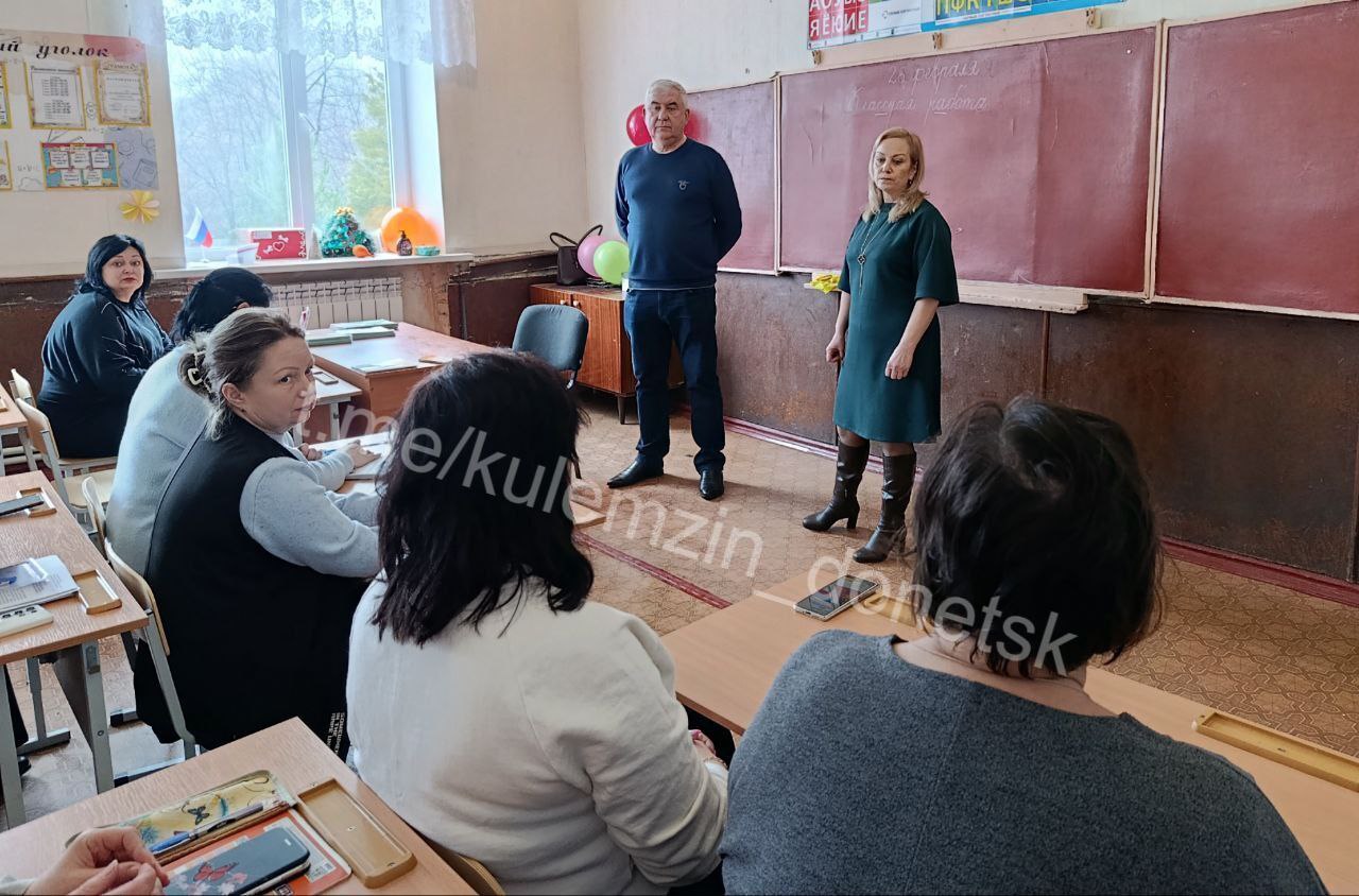 Сегодня в Петровском районе состоялась рабочая встреча заместителя главы администрации с трудовым коллективом школы №105 г.о. Донецк