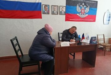 27 февраля 2026 года депутат Енакиевского городского совета Донецкой Народной Республики Игорь Пономарёв провел личный прием в общественной приемной Единой России города Углегорска