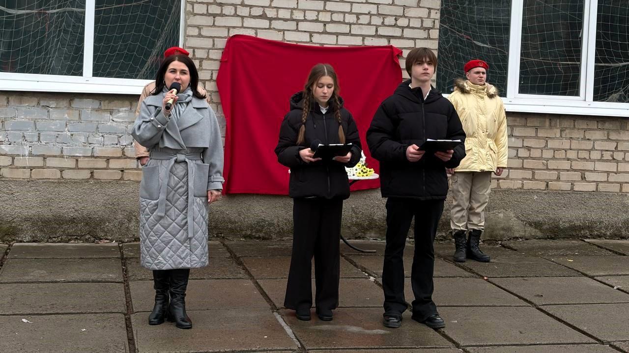 В честь погибших защитников в Харцызске установили мемориальные таблички