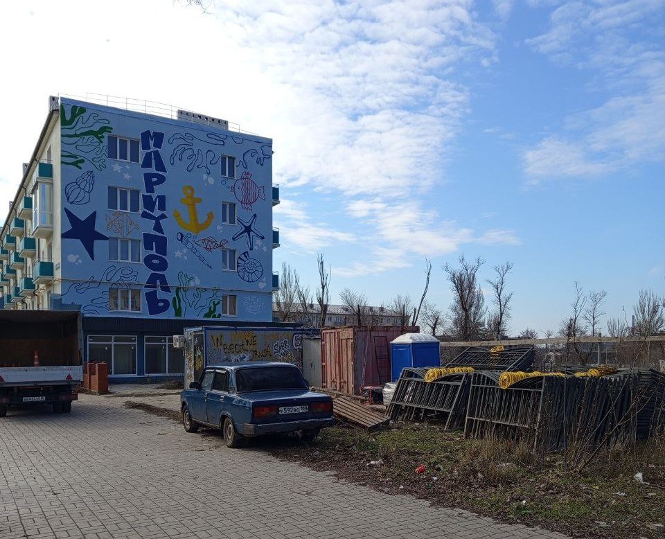 В районе площади Победы завезли леерные ограждения - в уже традиционном "морском" стиле, с якорями