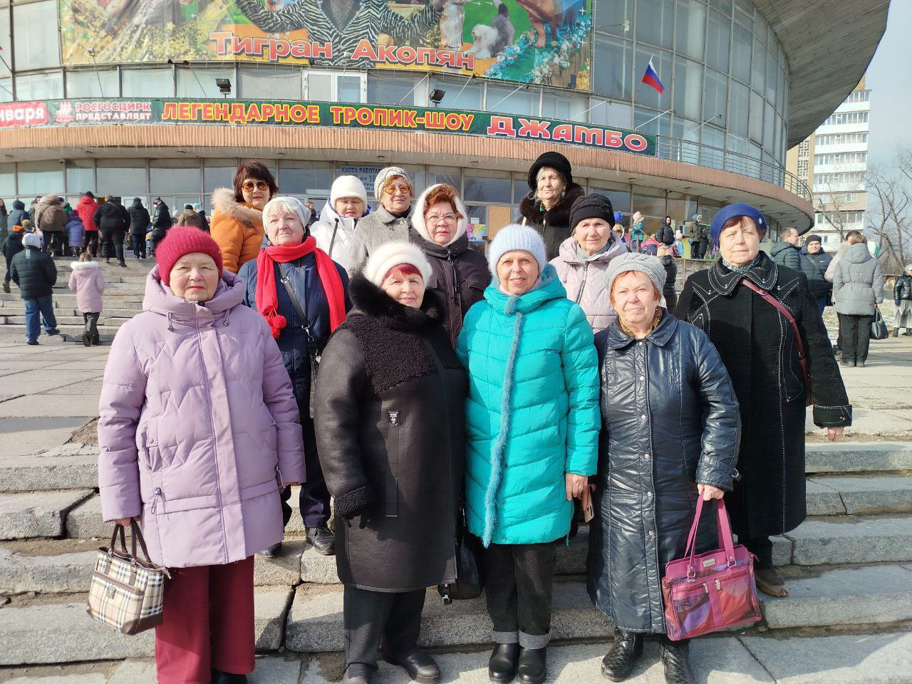 Активистки партийных проектов «Женское движение Единой России» и «Старшее поколение» Будёновского района г. Донецка очередной раз посетили Донецкий цирк «Космос» с программой «Тропик шоу - Джамбо» под руководством...