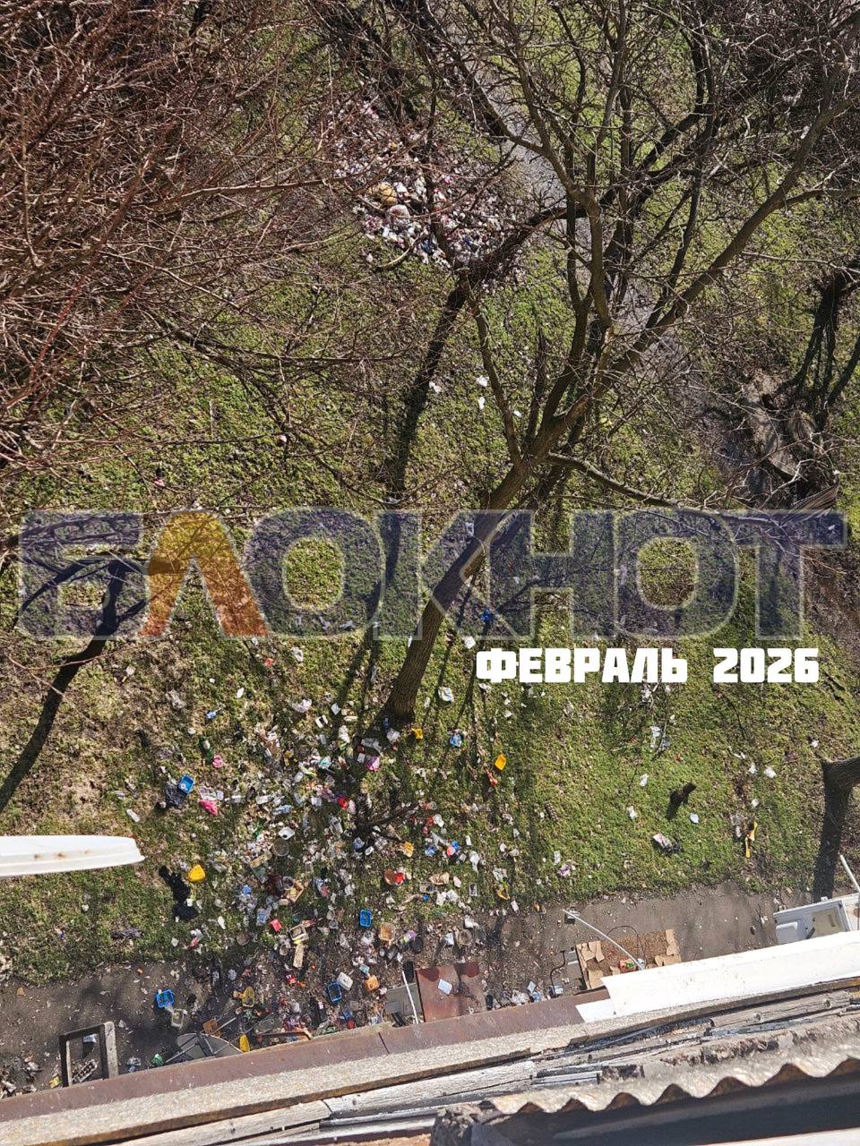 Жители дома в Донецке жалуются на соседа-неадеквата, который много лет выбрасывает мусор из окна